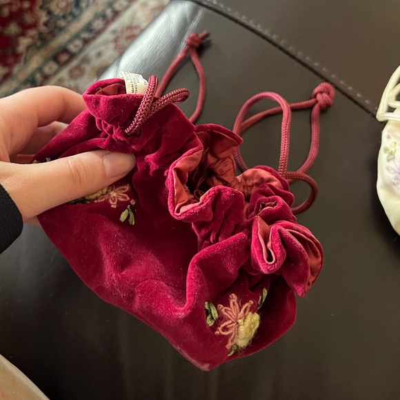 ♦️Little girl small, white & red floral pattern purse pouches w/string straps♦️ - Picture 4 of 8